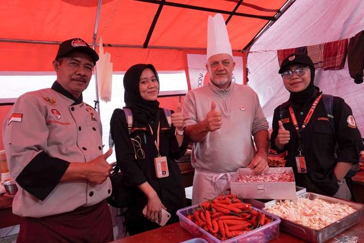 Aroma Masakan Rumahan Menguap di Dapur Darurat Longsor Pasirlangu